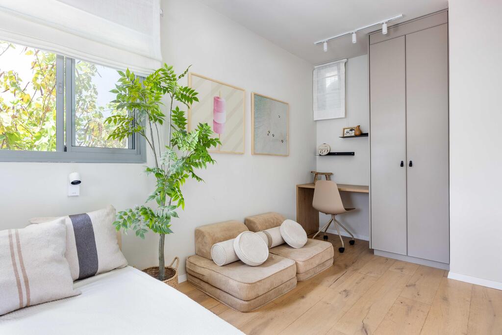 The room also includes a study area and a sitting area (Photo: Orit Arnon) בית דו-משפחתי ברמת גן, עיצוב: שרונה טביב