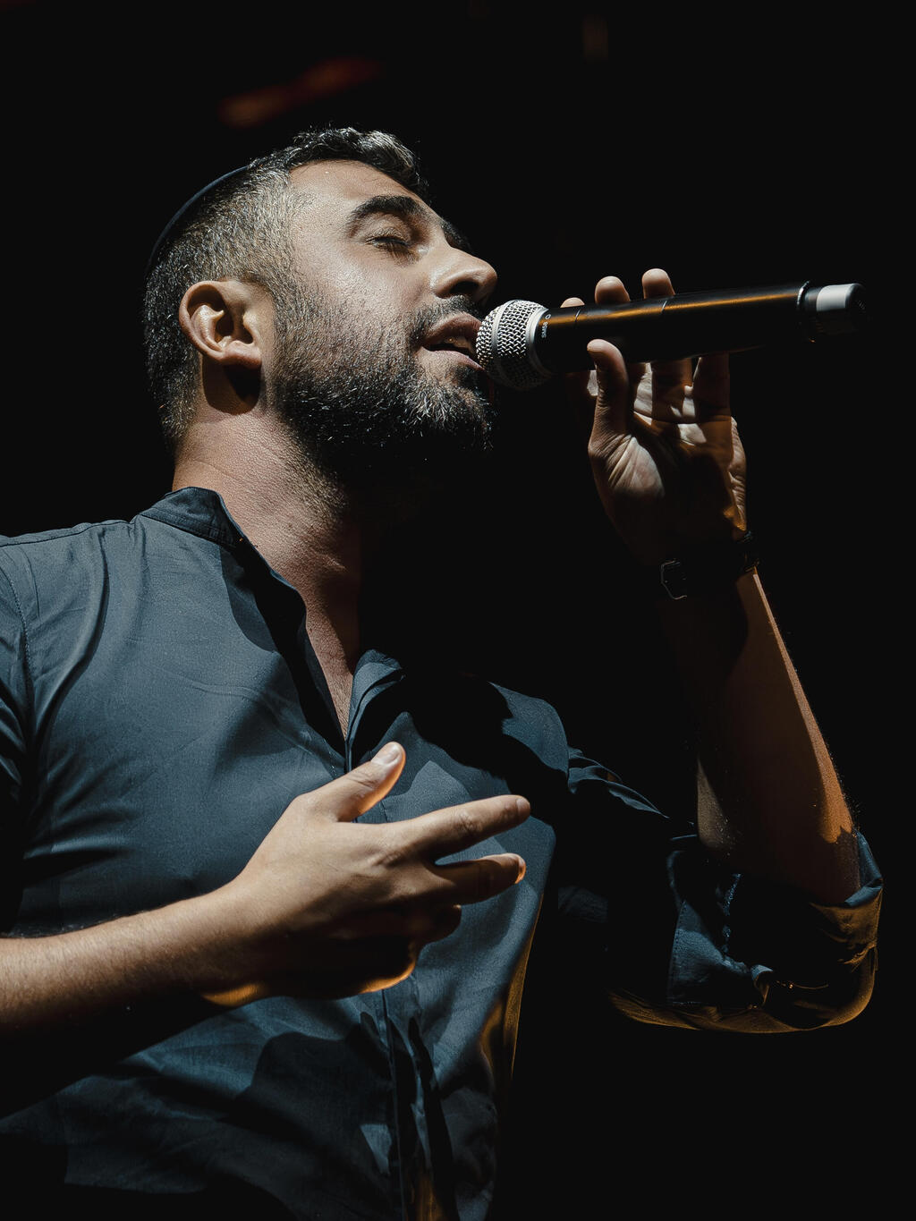 Ishay Ribo performs onstage (Photo: Sami Sokol) ישי ריבו בהופעה