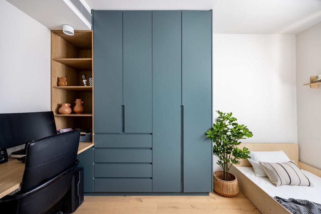 A room for the older child, with fewer earthy tones and more turquoise (Photo: Orit Arnon) בית דו-משפחתי ברמת גן, עיצוב: שרונה טביב