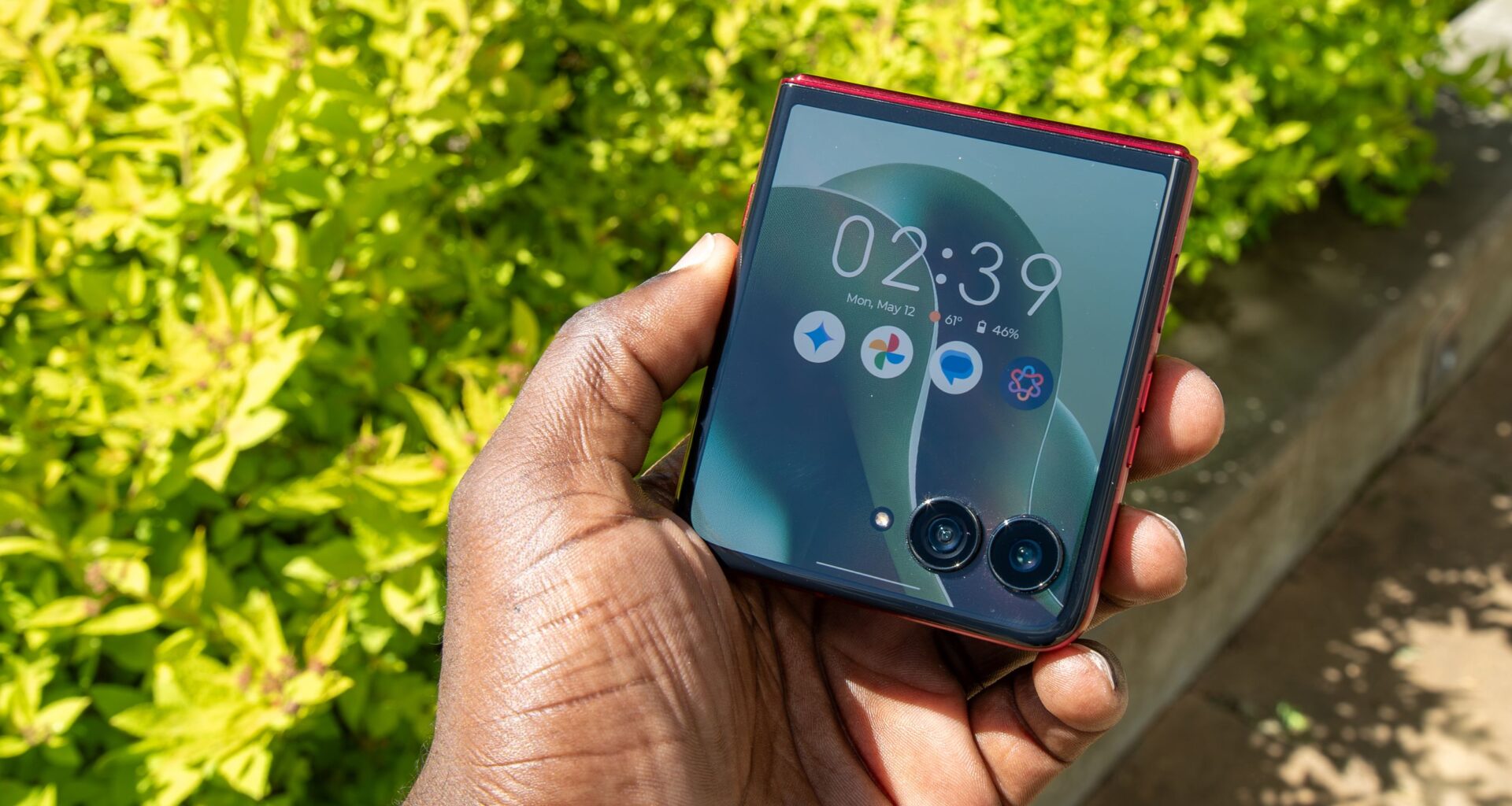 For flip phone fans: the 'nearly perfected' Motorola Razr Ultra 2025 is $600 off at Best Buy today