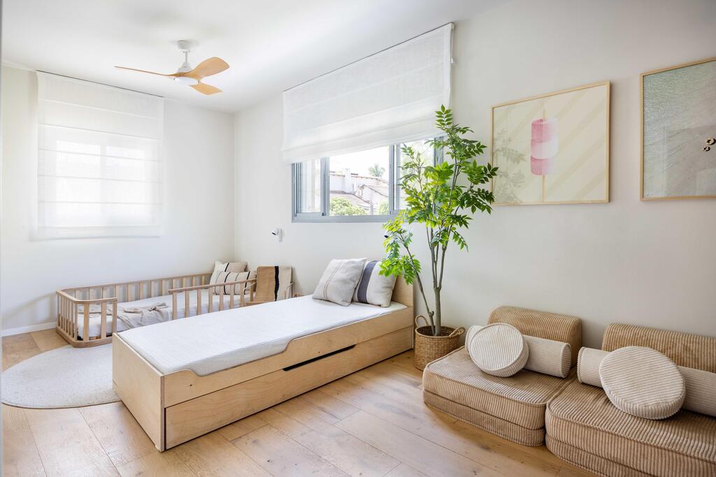A room for the younger boy and girl, with everything kept at a low height (Photo: Orit Arnon) בית דו-משפחתי ברמת גן, עיצוב: שרונה טביב
