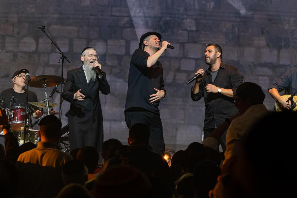 Ishay Ribo, Amir Dadon and Avraham Fried perform at a festival this year (Photo: Chaim Tuito) ישי ריבו, אמיר דדון ואברהם פריד באחד מהמופעים בפסטיבל צמאה השנה