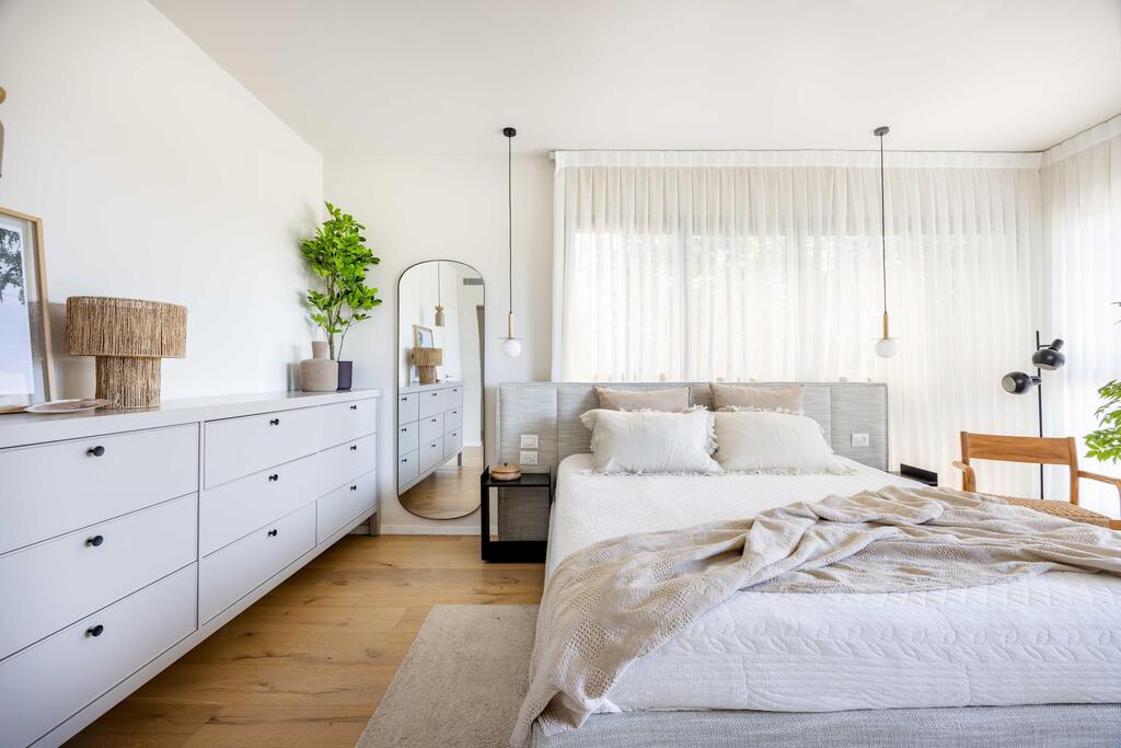 Sockets and switches were integrated into the headboard, with a low cabinet placed alongside it (Photo: Orit Arnon) בית דו-משפחתי ברמת גן, עיצוב: שרונה טביב