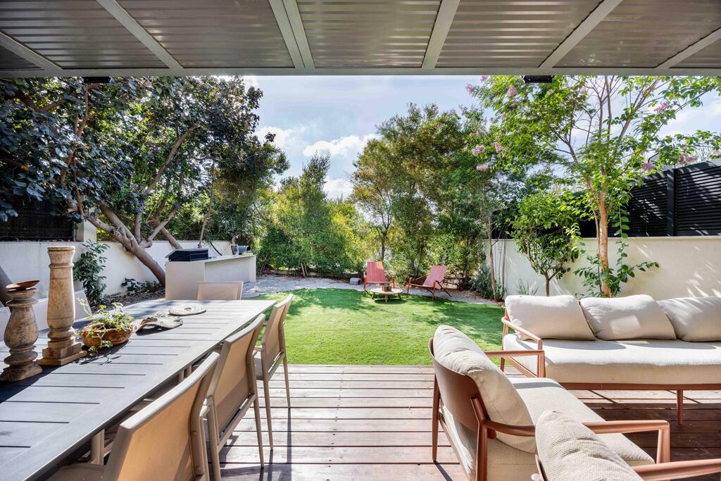 A spacious yard with plenty of room for entertaining (Photo: Orit Arnon) בית דו-משפחתי ברמת גן, עיצוב: שרונה טביב