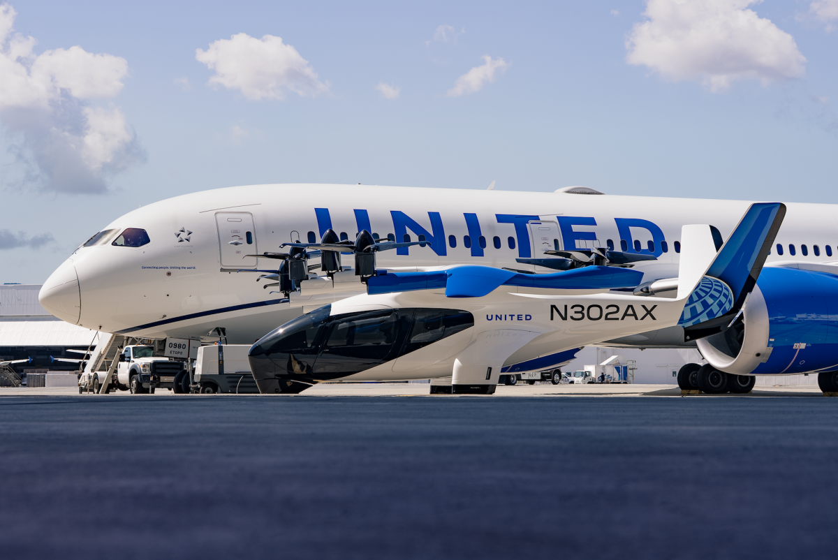 Archer Aviation evtol with United Airlines plane.