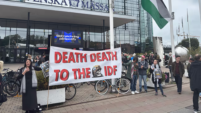 The protest outside the fair (Photo: Hannah Lindgren) הפגנה באירוע של עמותת הידידות שבדיה-ישראל