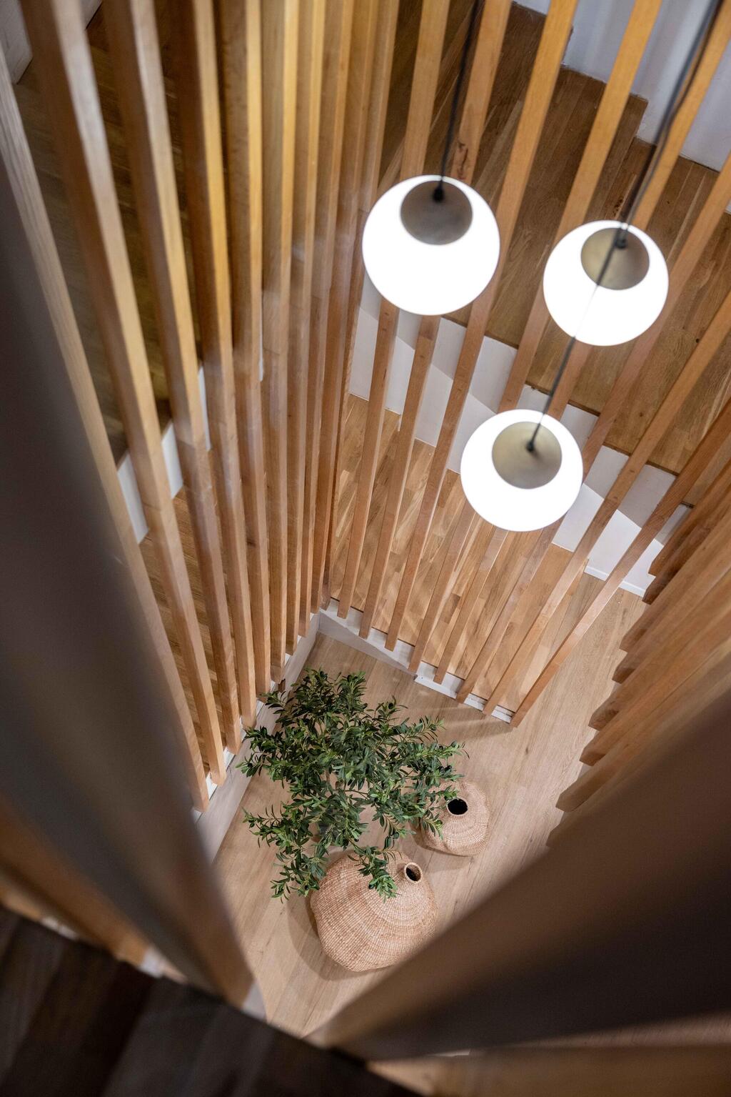 Up the stairs (Photo: Orit Arnon) בית דו-משפחתי ברמת גן, עיצוב: שרונה טביב