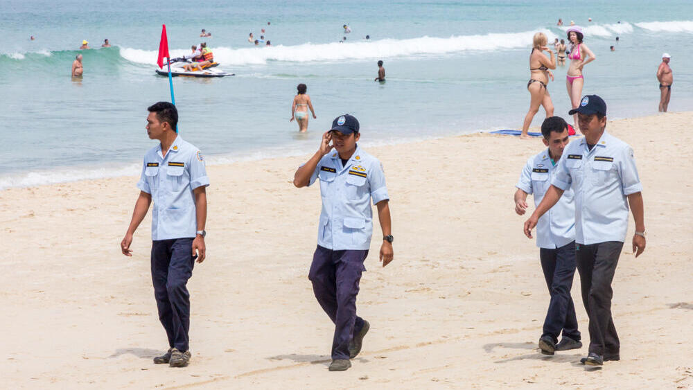 Local inspectors patrol Patong Beach in Phuket (Photo: Kevin Hellon / shutterstock) פקחים מקומיים מסיירים בחוף פאטונג שבפוקט