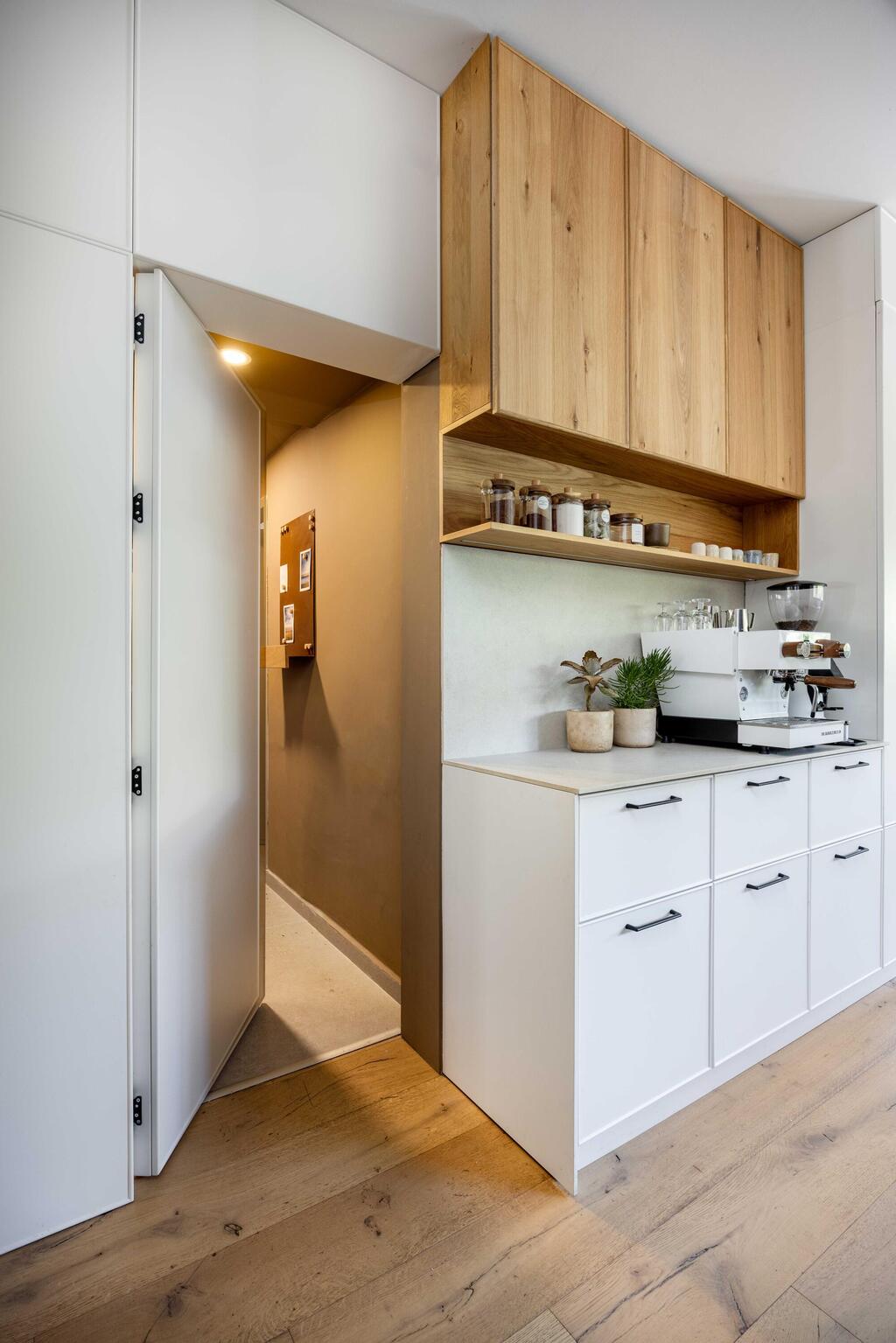 The hidden door leading to the pantry (Photo: Orit Arnon) בית דו-משפחתי ברמת גן, עיצוב: שרונה טביב
