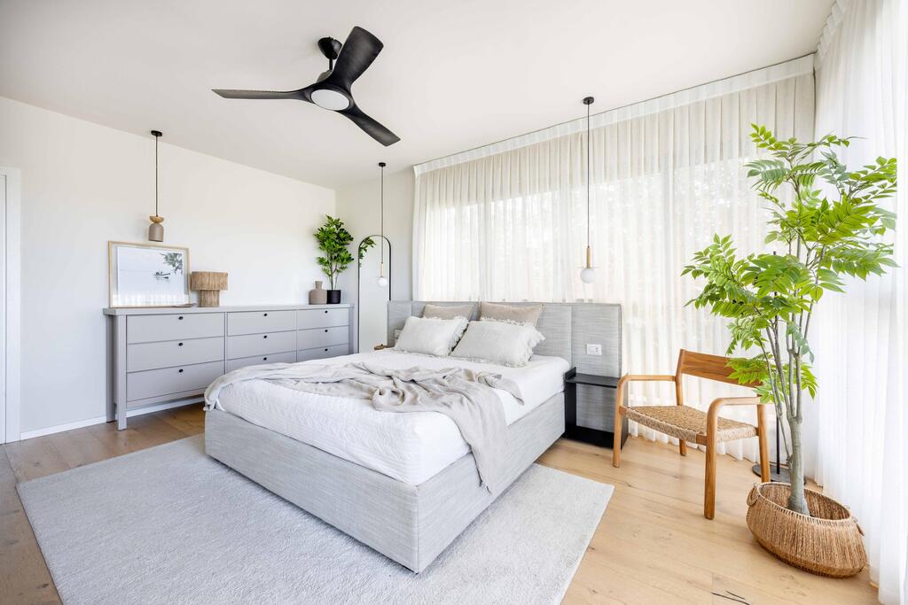 The primary bedroom, with a hotel-like feel (Photo: Orit Arnon) בית דו-משפחתי ברמת גן, עיצוב: שרונה טביב