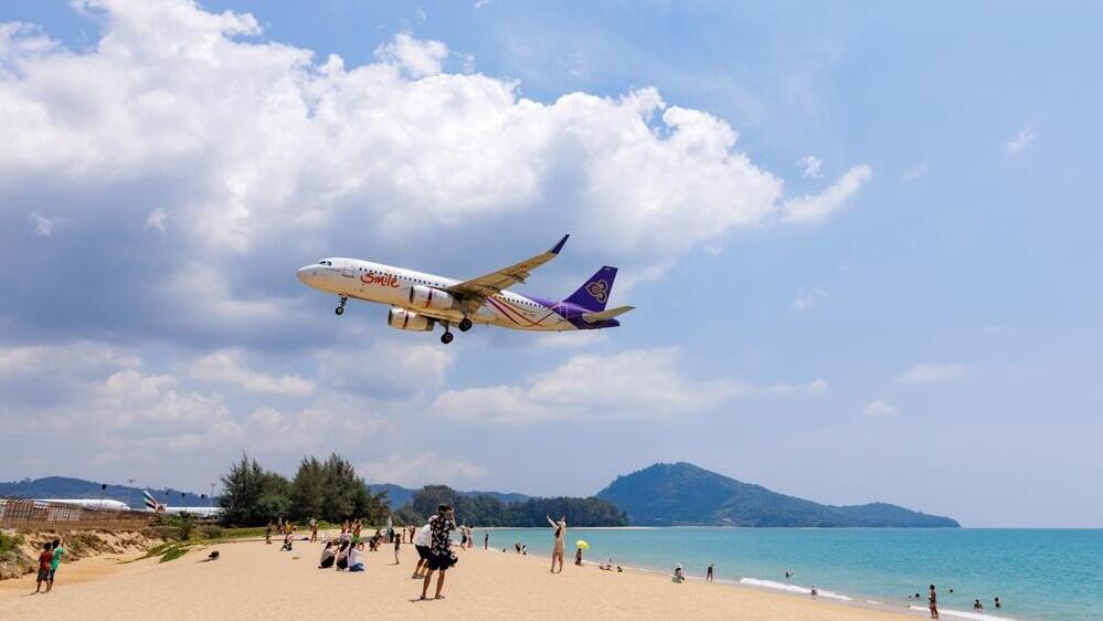 Thailand officially cuts visa-free stays for Israelis from 60 days to 30 (Photo: PinkBlue Studio / shutterstock) מטוס נוחת בחוף מָאִי-קָאו, פוקט