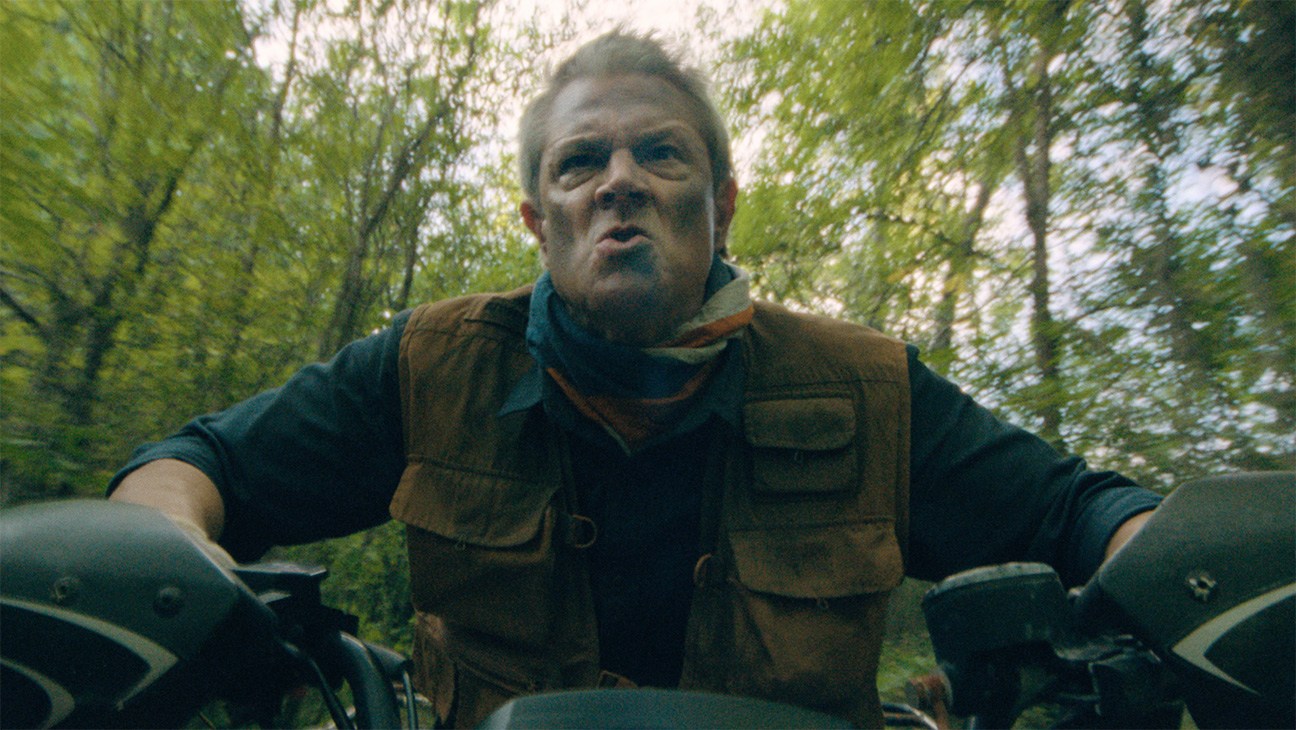 Johnny Knoxville in Tiny Fugitives