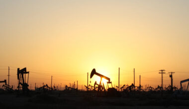 Oil Price Plunge Douses Inflation Fears as Gold Hits One-Week High, Snaps Four-Week Losing Streak — BigGo Finance