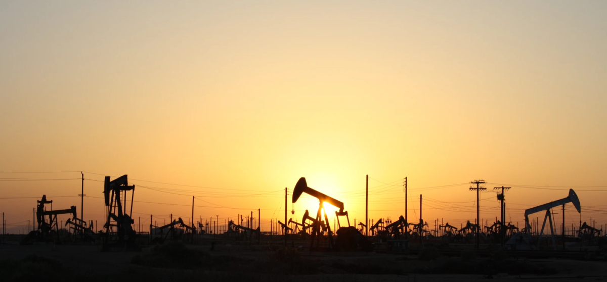 Oil Price Plunge Douses Inflation Fears as Gold Hits One-Week High, Snaps Four-Week Losing Streak — BigGo Finance