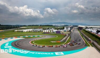 The field moves around the first corner of the 2017 Malaysian Grand Prix