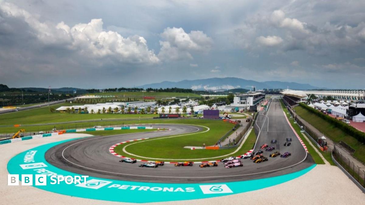 The field moves around the first corner of the 2017 Malaysian Grand Prix