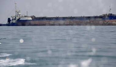 Oil Swings as Traders Parse Iran-US Talks Progress, Tight Supply