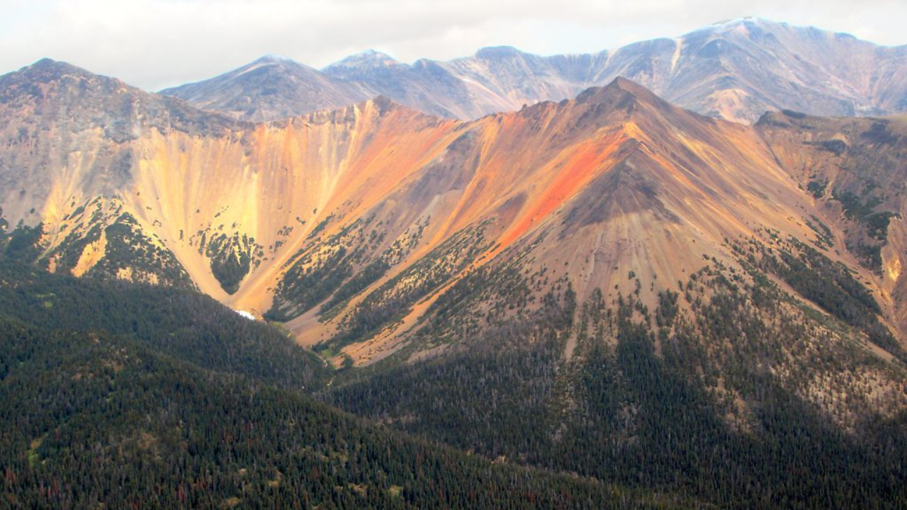 Image of the Rainbow Range in Tweedsmuir South Provincial Park | Wikimedia Commons edwards (1)