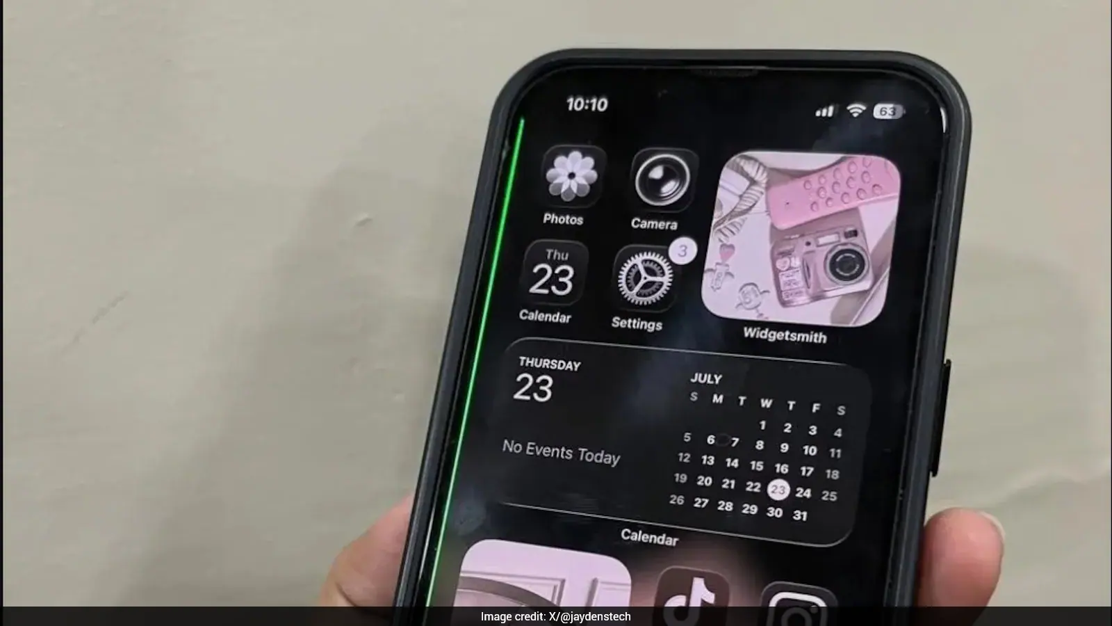 Videos Claim To Show Green Line Issue In iPhone 18 Display, Users Link It To Samsung