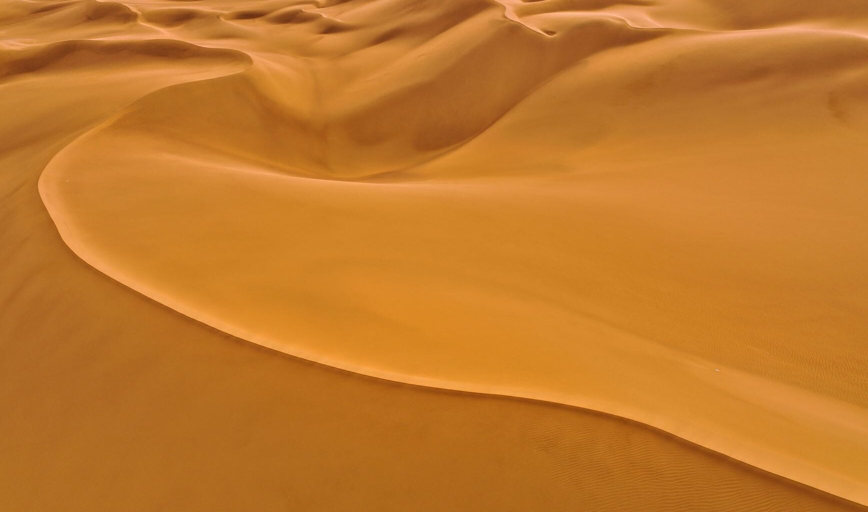 When Georgia Tech scientists tipped out a tumbler of Titan-like organic grains, 2 to 5 percent refused to fall, held to the walls by static electricity. In comparable experiments with terrestrial sand and volcanic ash, nothing stuck.