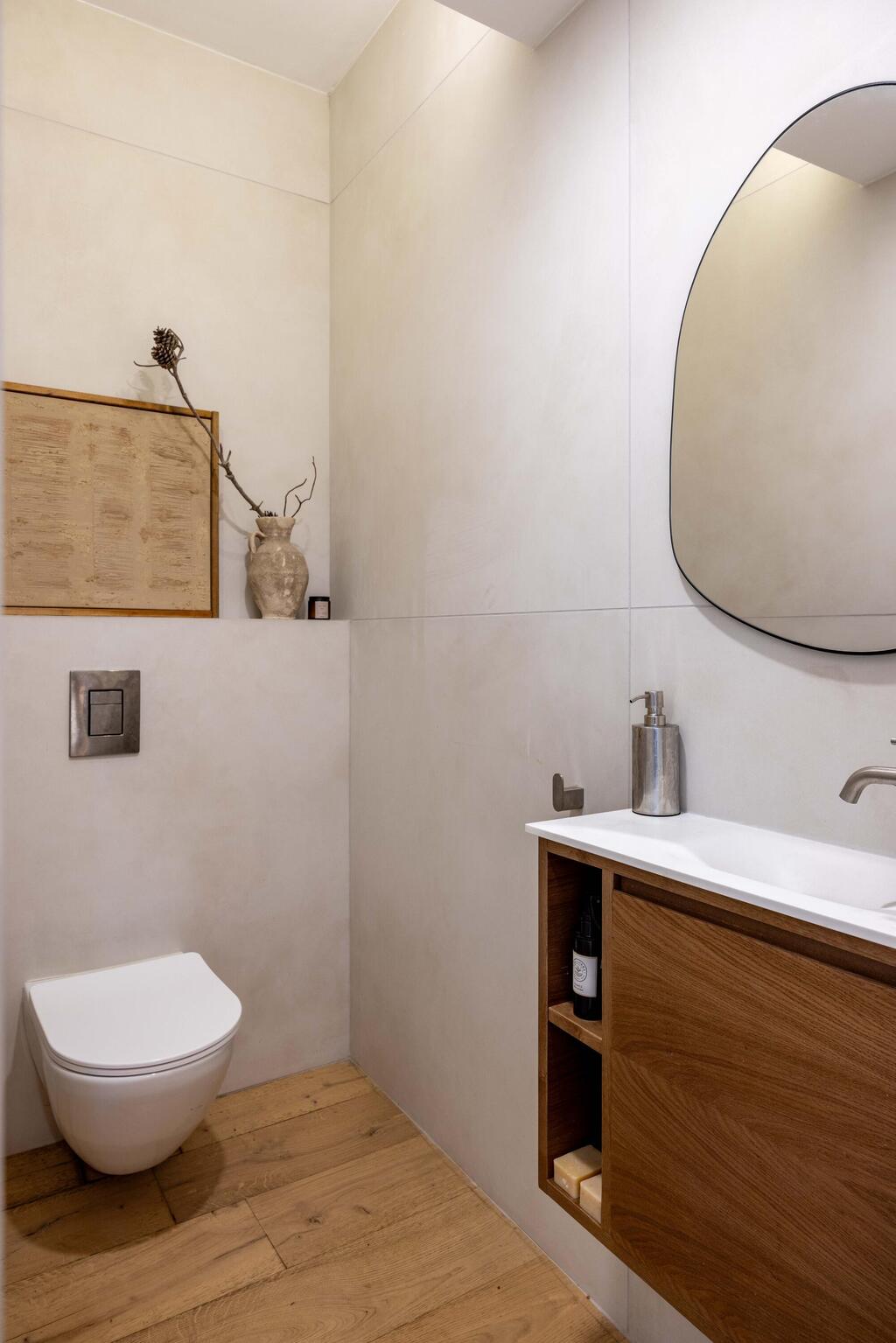 The guest bathroom (Photo: Orit Arnon) בית דו-משפחתי ברמת גן, עיצוב: שרונה טביב