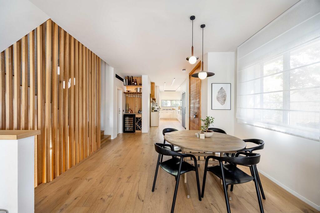 A dining area for a family that frequently entertains (Photo: Orit Arnon) בית דו-משפחתי ברמת גן, עיצוב: שרונה טביב