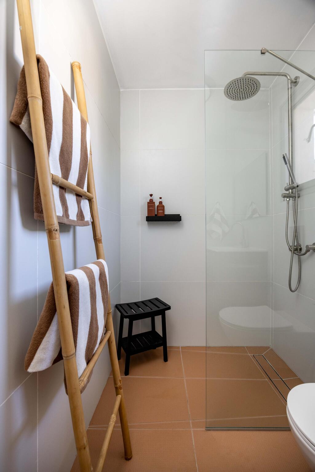 The children’s bathroom (Photo: Orit Arnon) בית דו-משפחתי ברמת גן, עיצוב: שרונה טביב