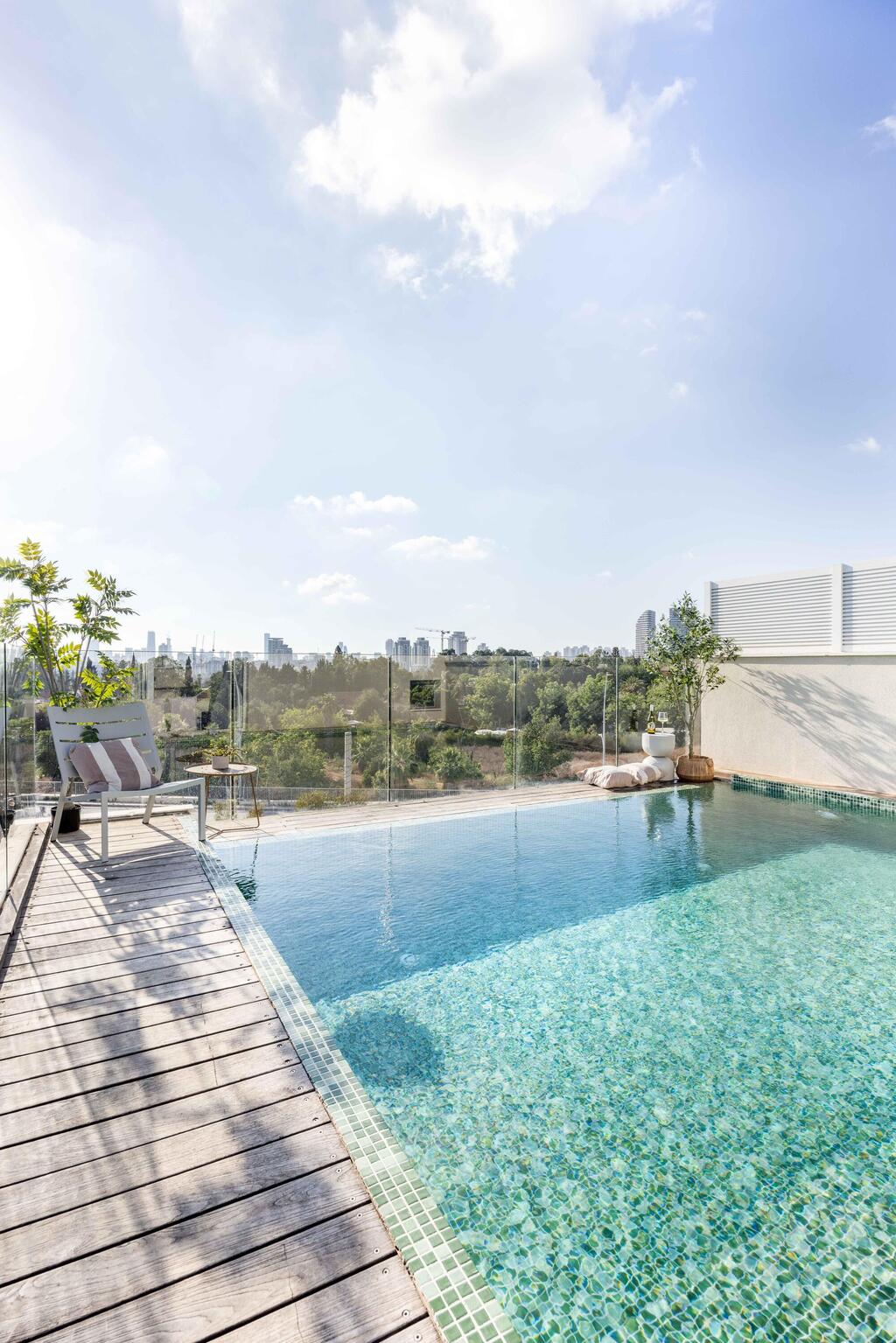 A beachy vacation atmosphere was chosen for the rooftop, despite this being a semi-detached home (Photo: Orit Arnon) בית דו-משפחתי ברמת גן, עיצוב: שרונה טביב