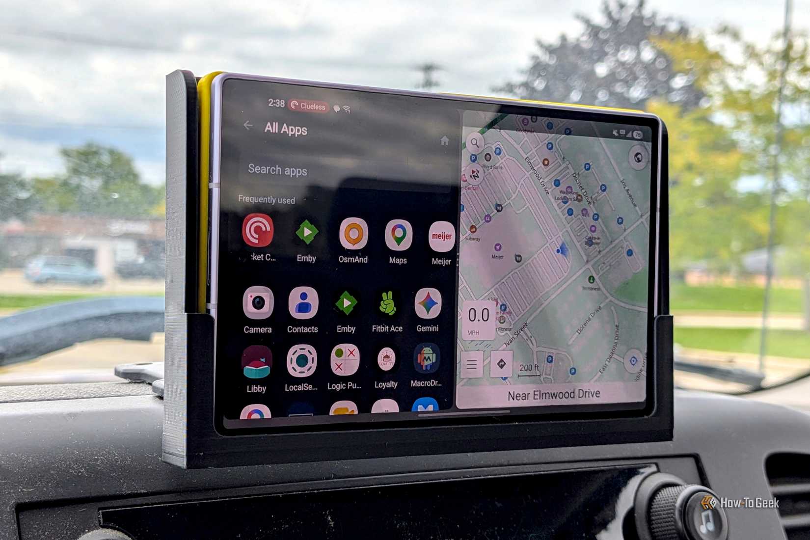Split screen apps on phone screen in car
