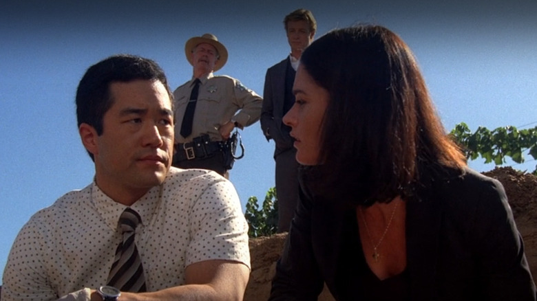Kimball and Lisbon talking at a crime scene in 