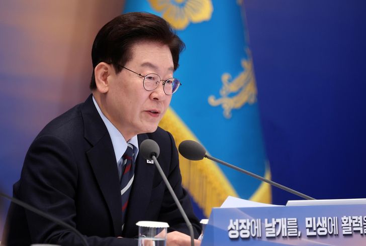 President Lee Jae Myung speaks during a meeting on regulatory reform at Cheong Wa Dae in Seoul, Friday. Joint Press Corps
