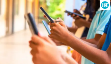 Largest review yet ties addictive screen habits to poorer mental health in the young