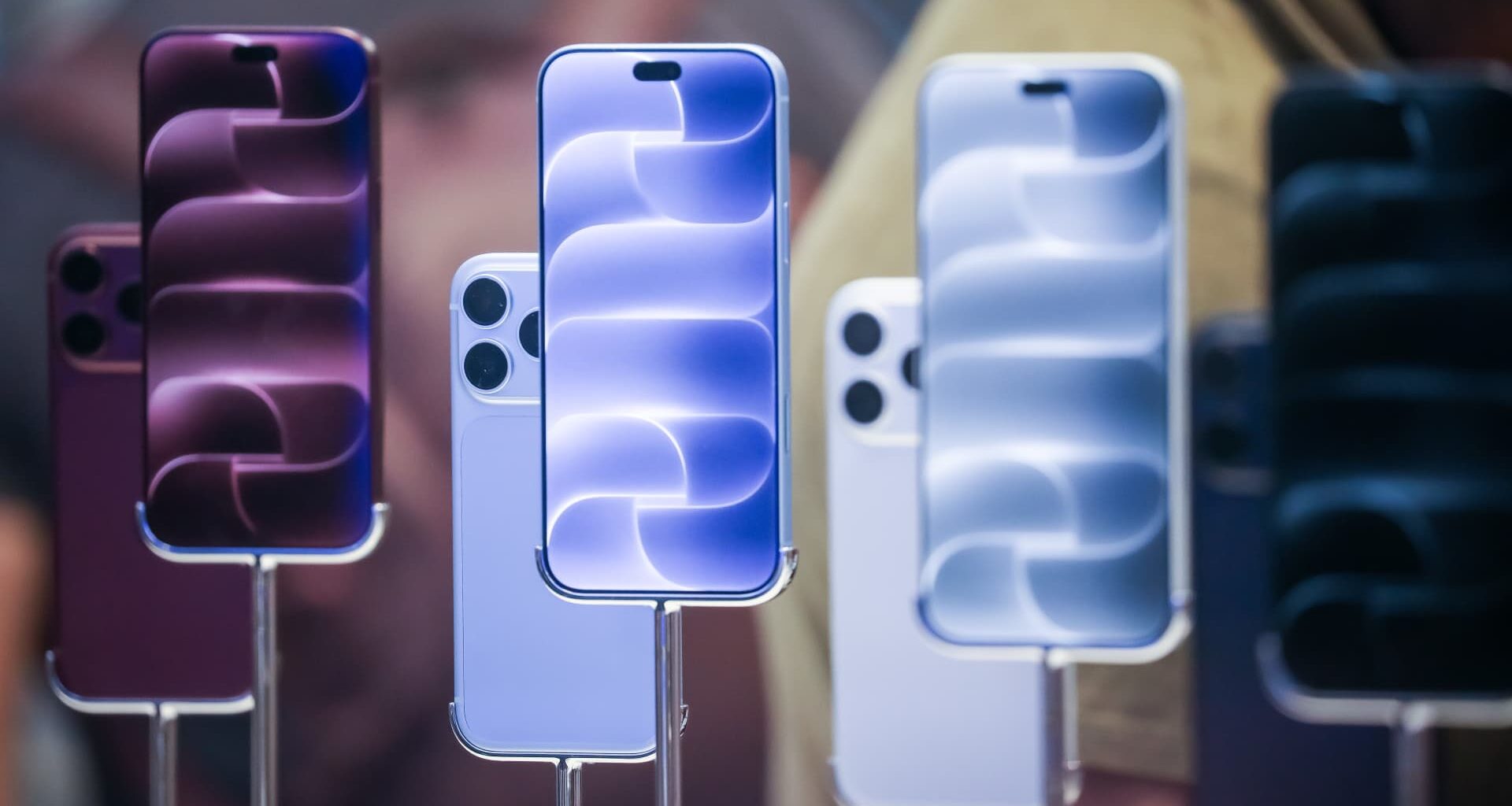 Cramer: Investors selling Apple on iPhone report are 'stupid as plywood'