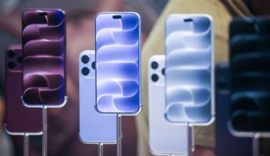 Cramer: Investors selling Apple on iPhone report are 'stupid as plywood'