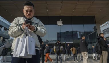 Apple's iPhone Duo China launch draws scalpers in Beijing