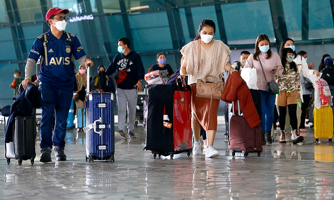 Visitors walk in Tangerang, on the outskirts of Jakarta, Indonesia, January 1, 2021. Photo by Reuters