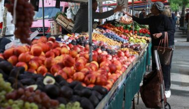 French consumer confidence hits 2013 low amid protests