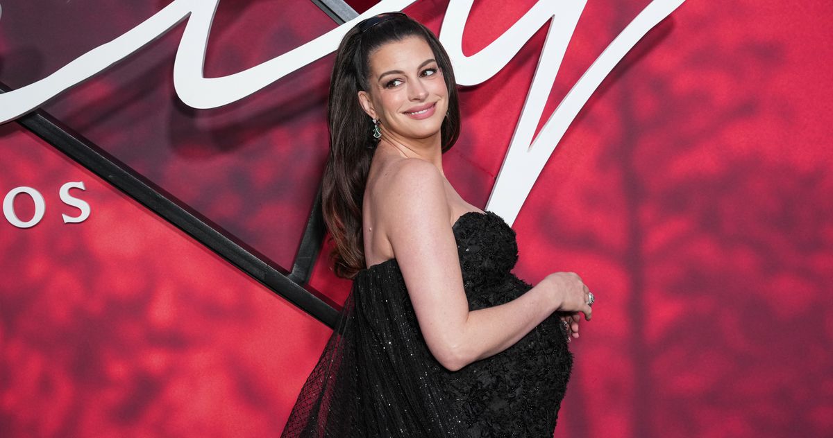 Let Anne Hathaway Organize the Red Carpet