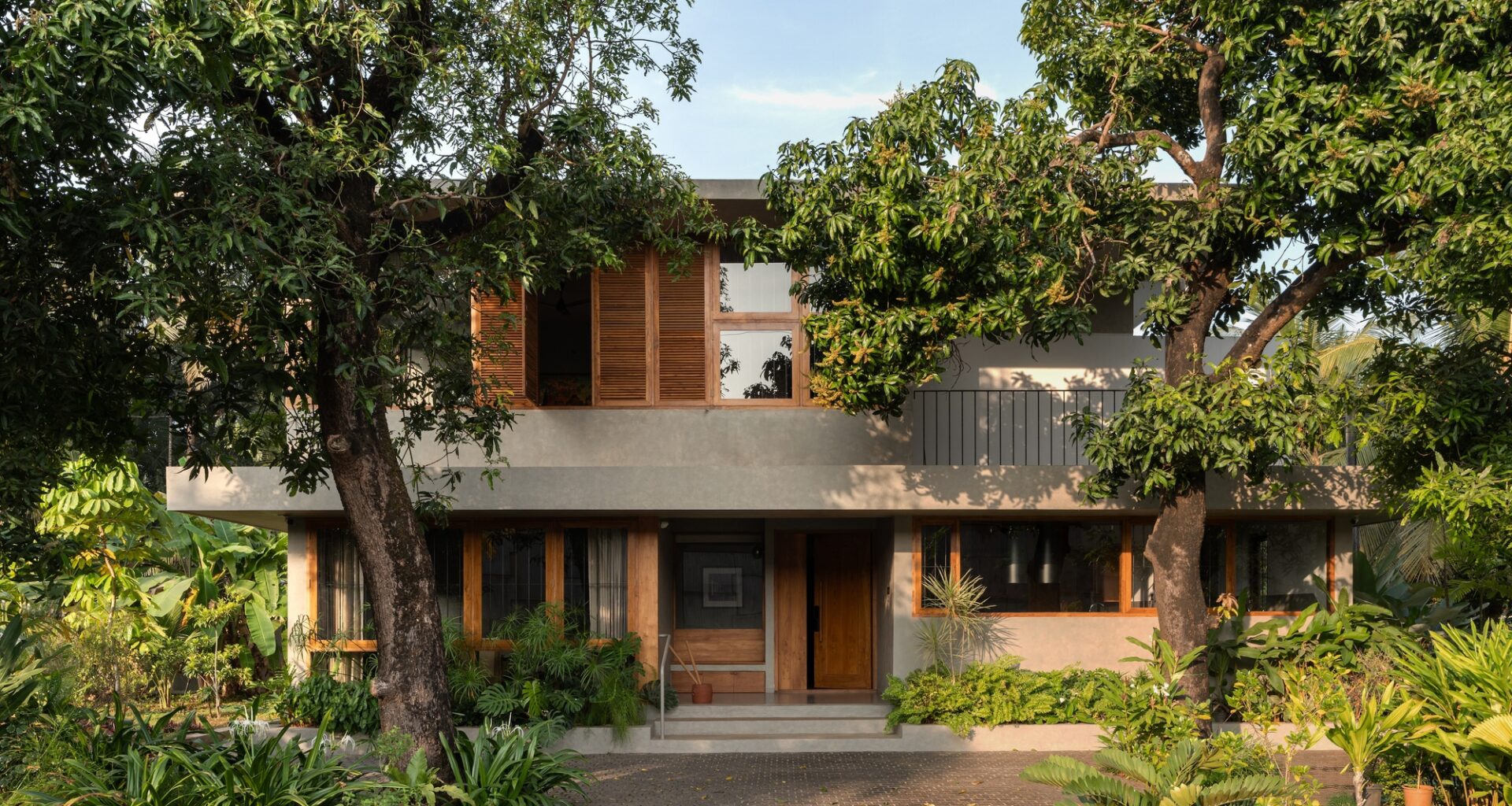 House Beyond the Mango Trees / inLe architects