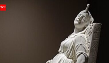 In 1876, New York artist sculpted Cleopatra's death; 100 years later, the lost artwork was discovered while being used as a horse's gravestone