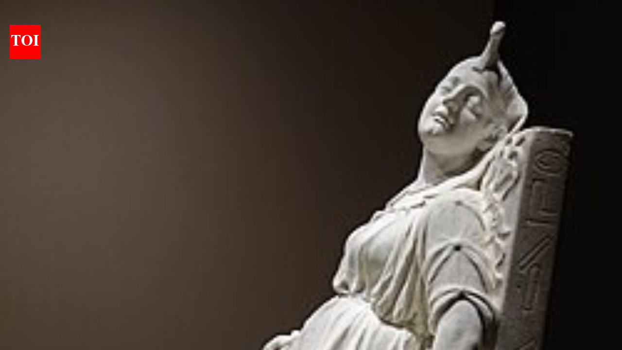 In 1876, New York artist sculpted Cleopatra's death; 100 years later, the lost artwork was discovered while being used as a horse's gravestone