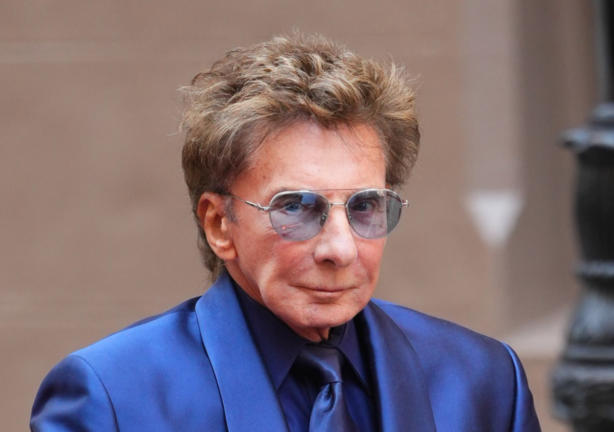 Recovering Barry Manilow Ends Second Show of Vegas Comeback After Two Songs