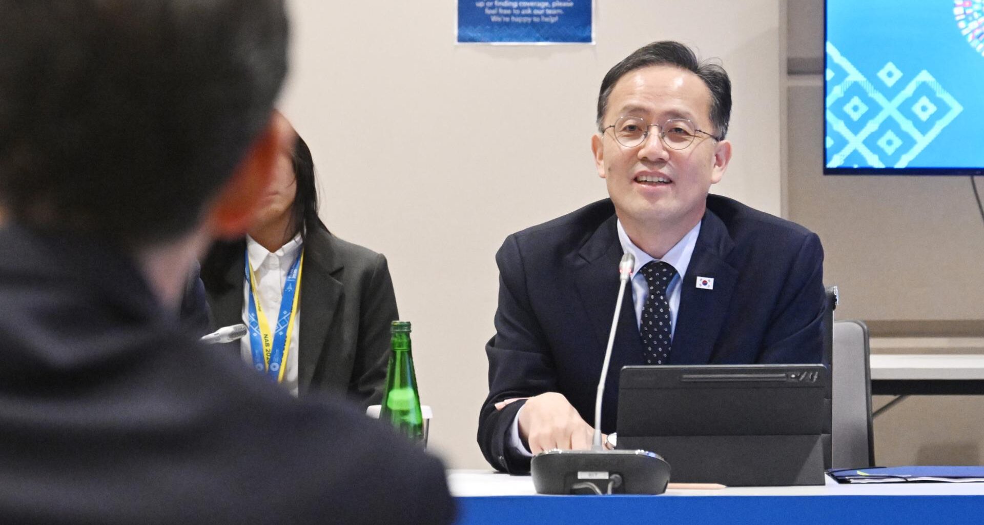 Finance Minister Lee Hyoung-il speaks during a session with Dan Katz, the First Deputy Managing Director of the IMF, at Queen Sirikit National Convention Center in Bangkok, Friday. Courtesy of Ministry of Finance and Economy