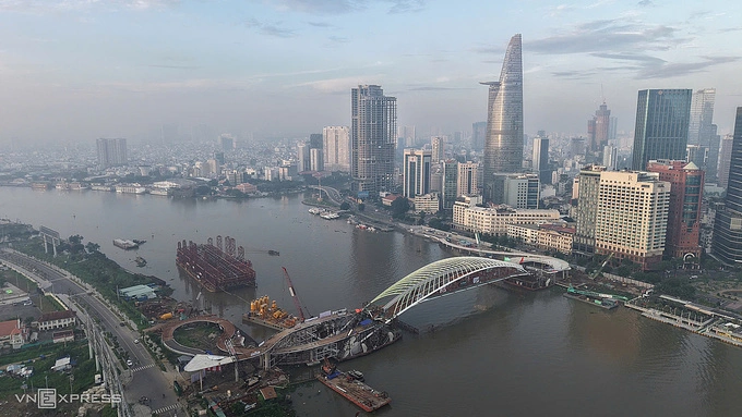 Cầu đi bộ bắc qua sông Sài Gòn sau khi hợp long, sáng 22/10. Ảnh: Thanh Tùng