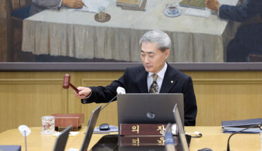 Shin Hyun-song, governor of the Bank of Korea, presides over a Monetary Policy Board meeting at the central bank’s headquarters in Seoul on Thursday. The BOK kept its benchmark interest rate unchanged at 3 percent. (Bank of Korea)