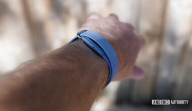A person wearing a Fitbit Air, showing the side of the device.