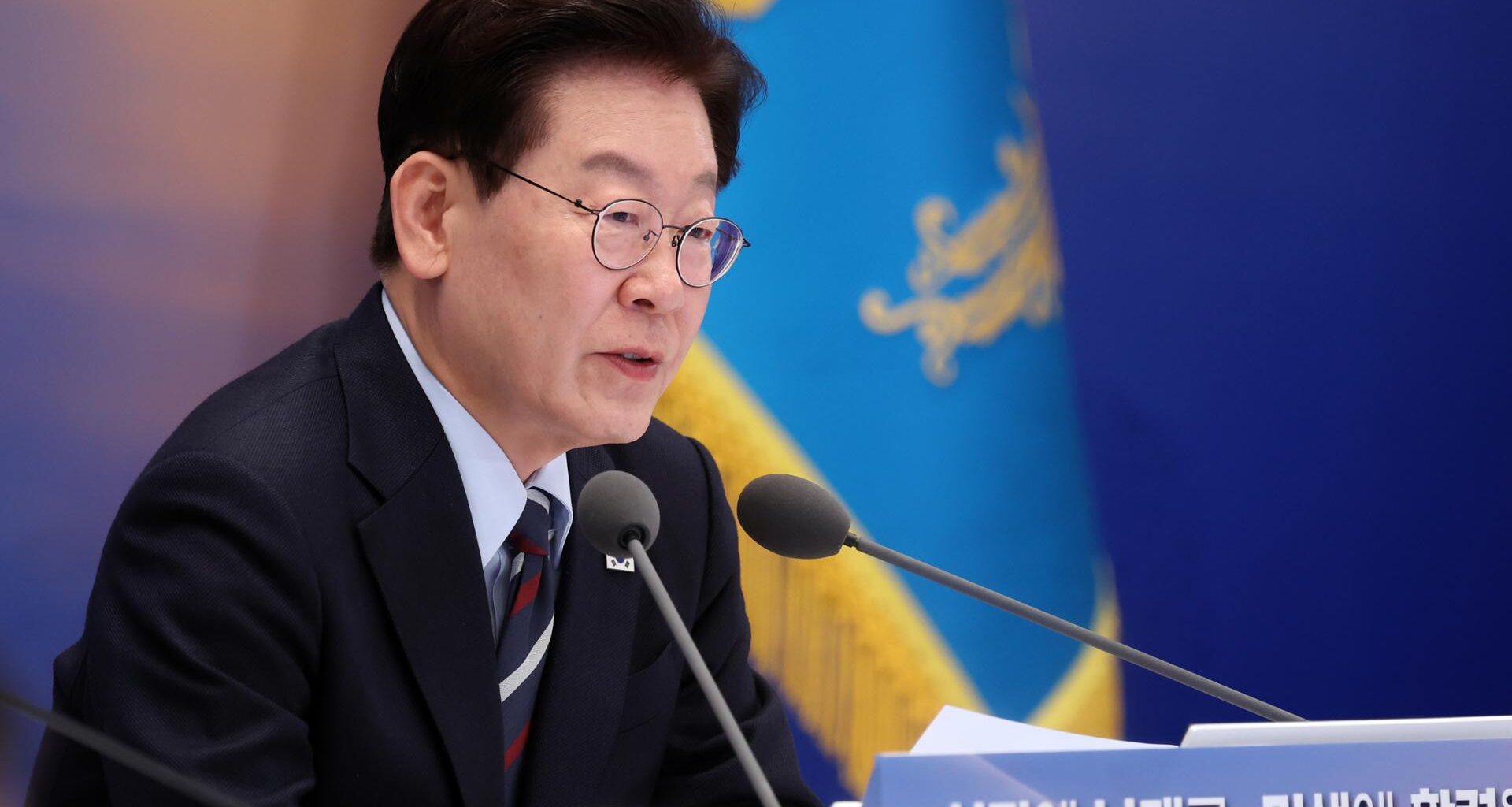President Lee Jae Myung speaks during a meeting on regulatory reform at Cheong Wa Dae in Seoul, Friday. Joint Press Corps