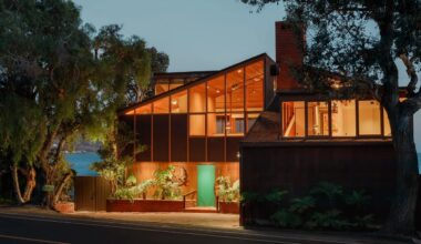 Inside Carl Maston’s Ventura Beach House, Built Around a Brick Chimney