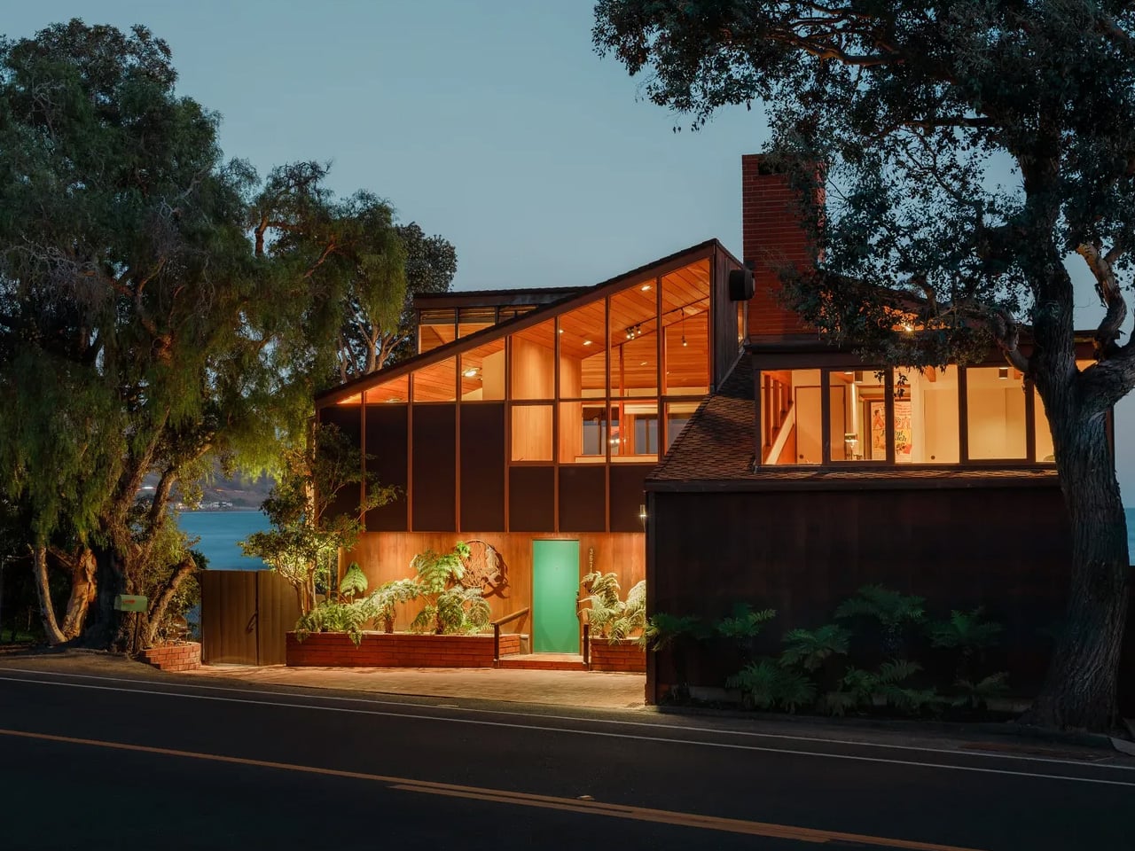 Inside Carl Maston’s Ventura Beach House, Built Around a Brick Chimney