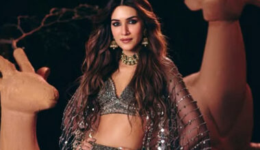 Kriti Sanon walks the ramp in Abhinav Mishra’s black mirror-work lehenga : Bollywood News